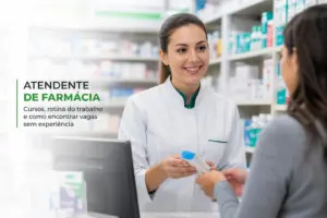 Farmacêutica sorrindo atendendo cliente no balcão em 2026