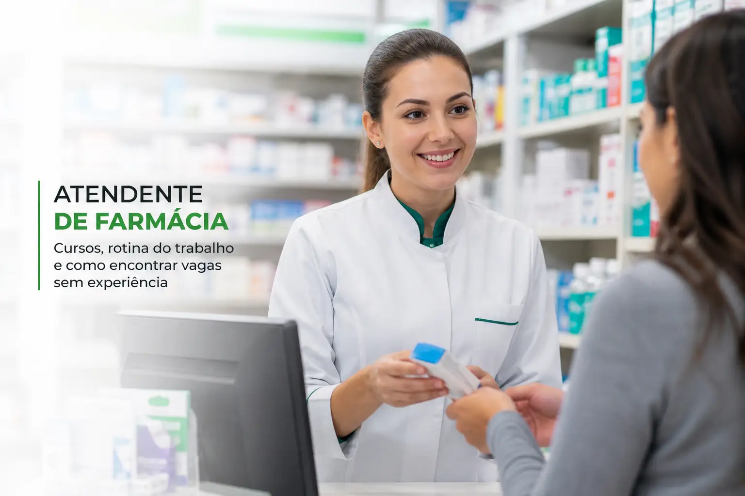 Farmacêutica sorrindo atendendo cliente no balcão em 2026