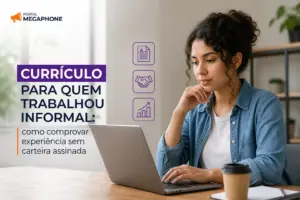 Mulher pensando, trabalhando em laptop, currículo informal