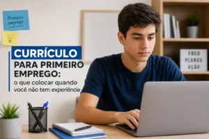 Estudante em mesa com currículo para primeiro emprego