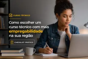 Mulher jovem estudando finanças no notebook com layout de marketing