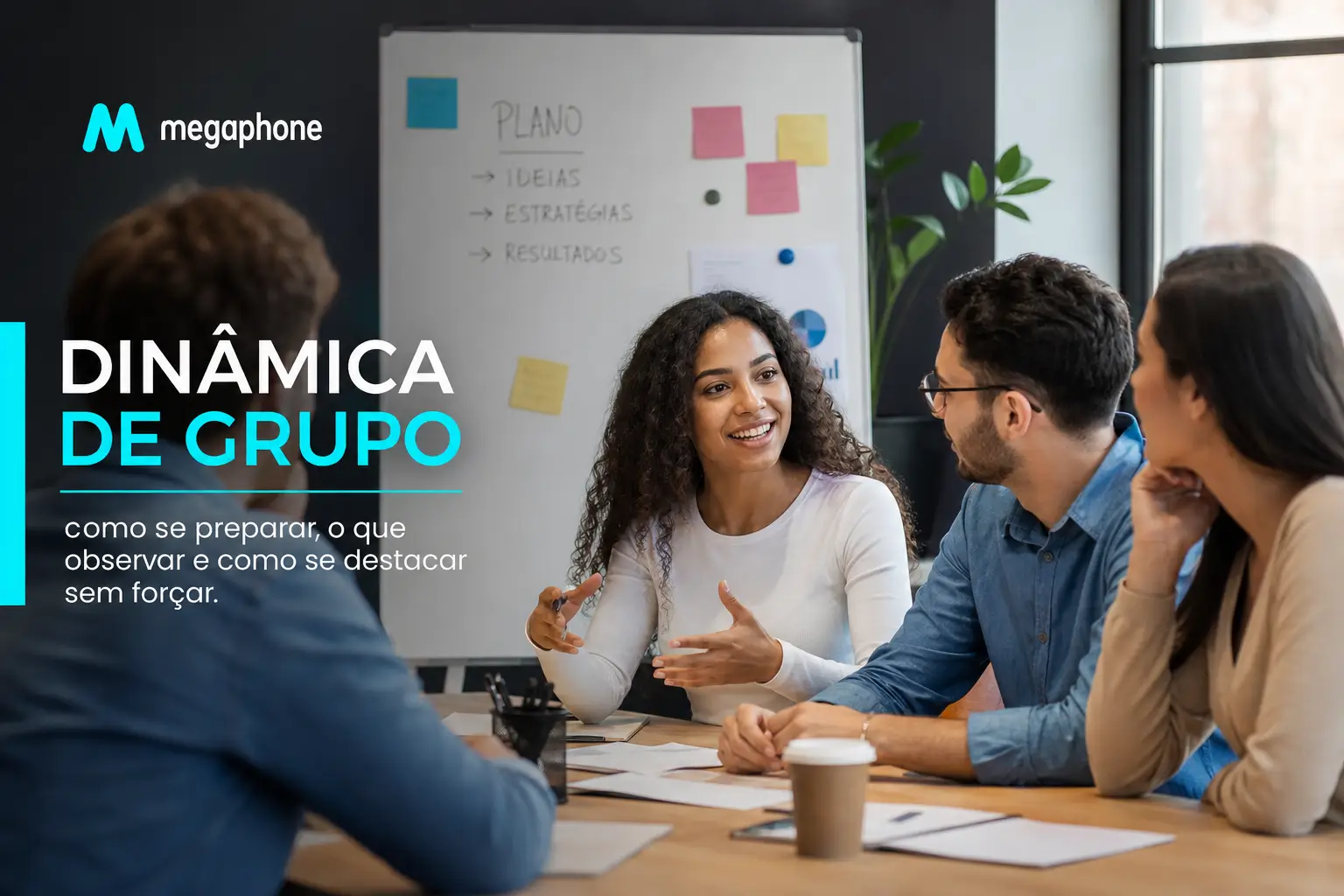 Equipe corporativa em reunião sobre dinâmica de grupo no escritório