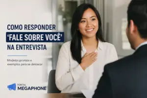 Mulher sorrindo sendo entrevistada em escritório sobre educação financeira