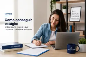 Estudante escrevendo sobre educação financeira com notebook e livros