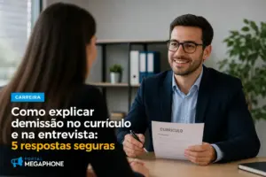 Entrevista de emprego com currículo em discussão