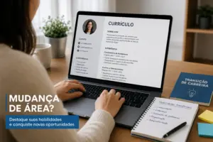 Pessoa ao computador com CV digital e notebooks de habilidades