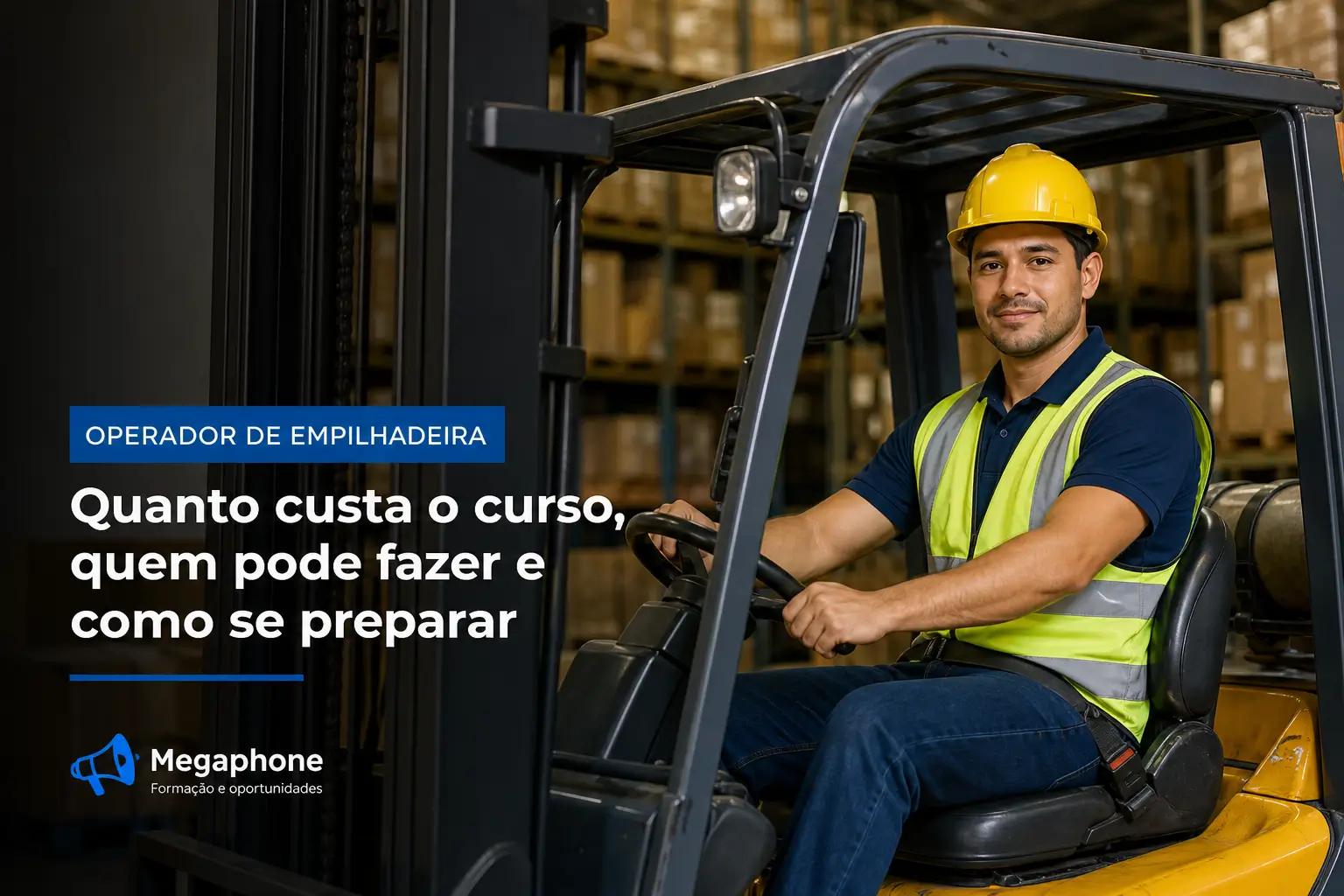 Operador de empilhadeira sorrindo no galpão com caixas