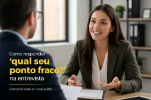 Mulher sorridente entrevistando em escritório sobre pontos fracos