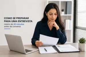 Mulher usando laptop, preparando-se para entrevista 2026