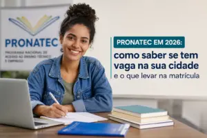 Jovem mulher sorrindo com banner PRONATEC em fundo e laptop