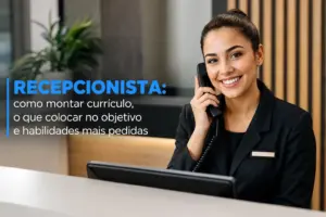 Recepcionista sorridente atende telefone em escritório