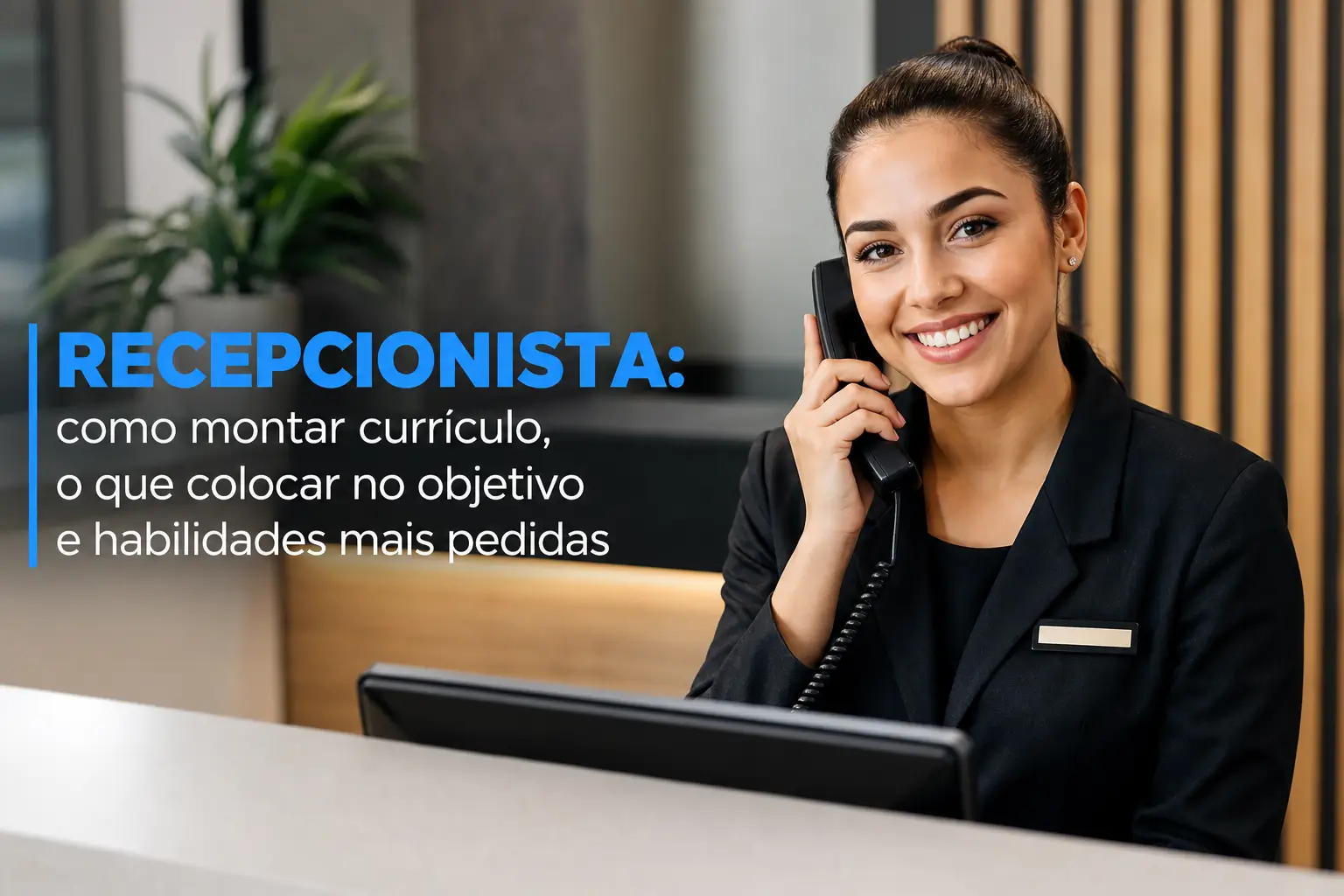 Recepcionista sorridente atende telefone em escritório