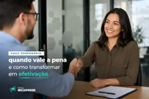 Mulher sorridente e homem apertando as mãos em entrevista de emprego