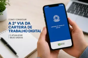 Pessoa com smartphone mostrando app Carteira de Trabalho Digital
